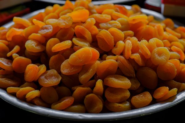 Gros plan sur des abricots séchés orangés.